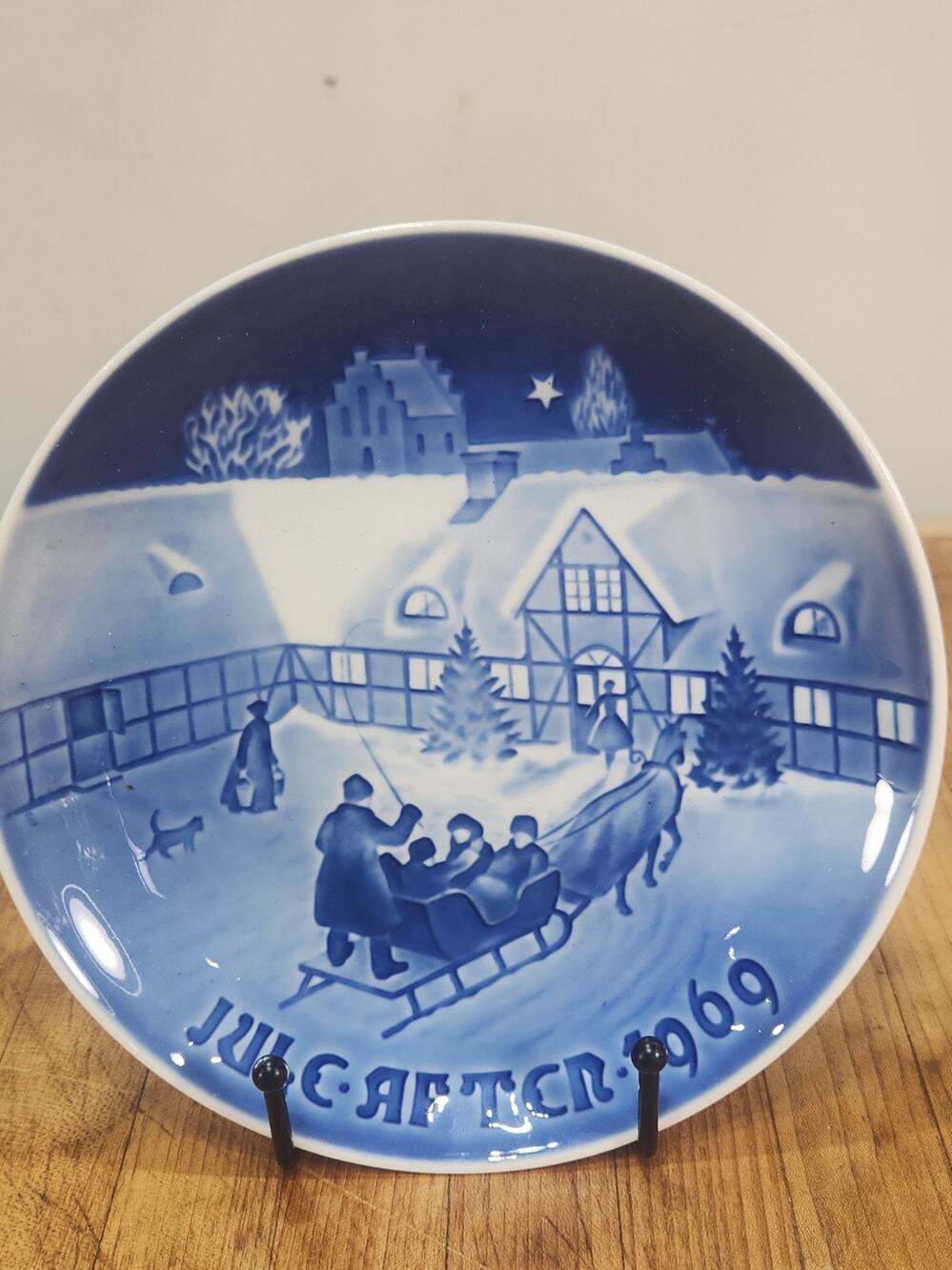Bing & Grondahl 1969 Christmas Plate Arrival of Christmas Guests B&G Denmark